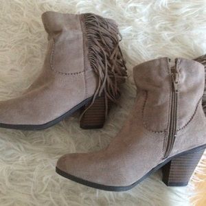 Pink & Pepper tan/grey faux suede fringed Booties